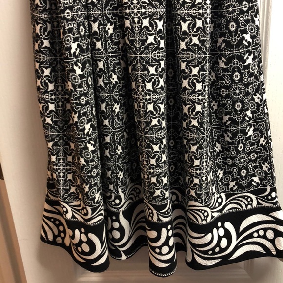 Small black and white LuLaRoe Amelia - Picture 2 of 5